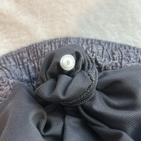 Size 8 Lululemon heathered grey hotty Hots - Picture 4 of 5